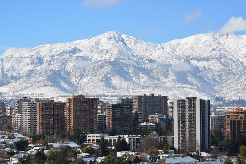 A paisagem e a neve caem no Santiago, o Chile imagens de stock royalty free