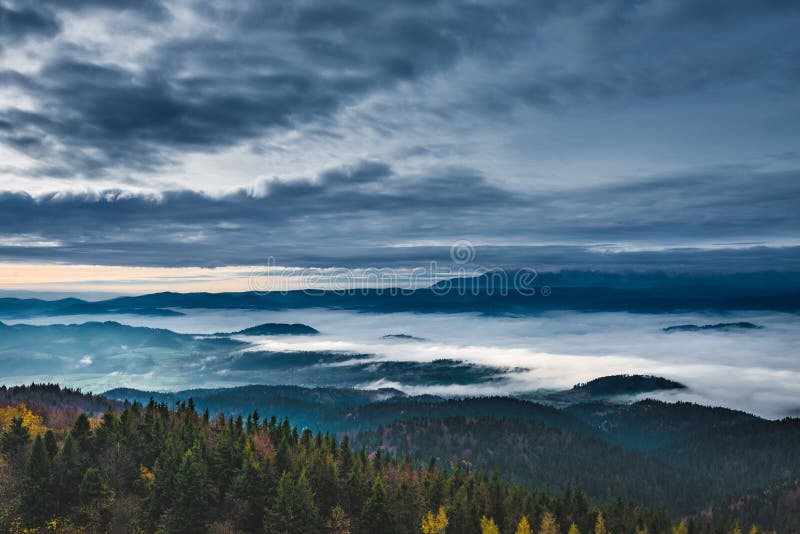Paisagem de nascer do sol nevoeiro do pico de Luban nas montanhas Gorce imagens de stock