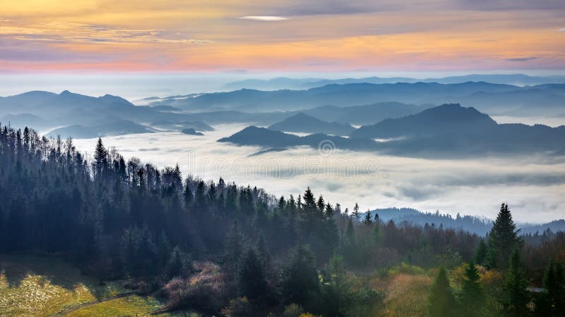 Paisagem de nascer do sol nevoento do pico de Luban nas montanhas Gorce imagens de stock