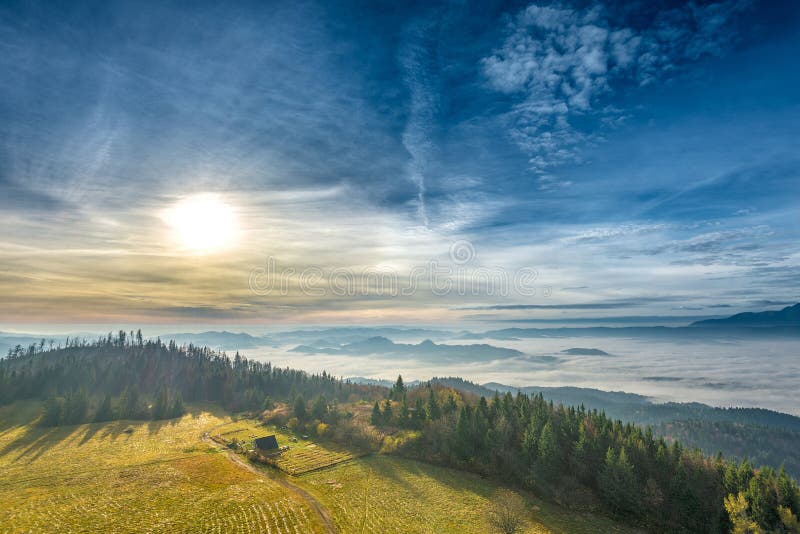 Paisagem enevoada do nascer do sol do pico de Luban em montanhas de Gorce foto de stock