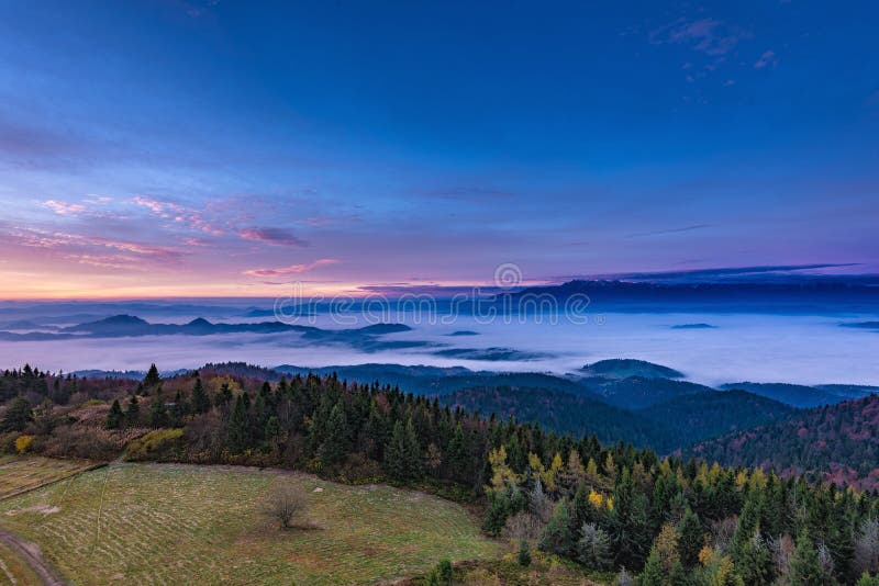 Paisagem enevoada do nascer do sol do pico de Luban em montanhas de Gorce imagens de stock royalty free