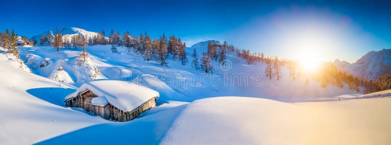 Paisagem idílico da montanha do inverno nos cumes no por do sol