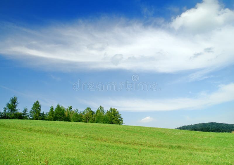Paisagem idílico, ideia de campos verdes e céu azul imagens de stock royalty free Paisagem idílico, ideia de campos verdes e céu azul imagens de stock royalty free