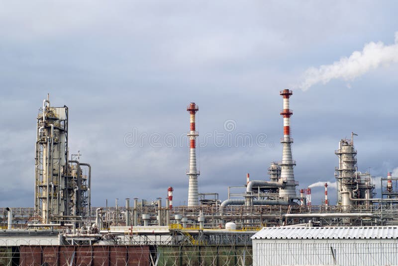 Paisagem industrial: vista geral de um produto químico ou de uma refinaria de petróleo imagens de stock Paisagem industrial: vista geral de um produto químico ou de uma refinaria de petróleo imagens de stock