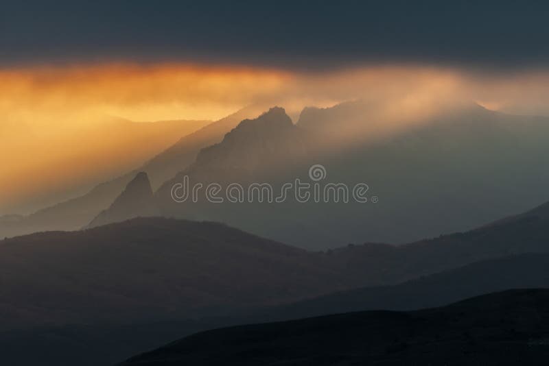 Paisagem m?gica da montanha fotografia de stock royalty free Paisagem m?gica da montanha fotografia de stock royalty free