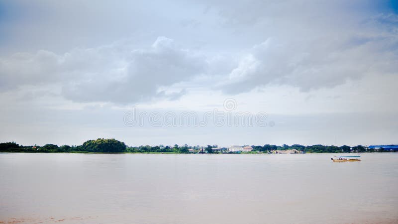Paisagem natural do rio de Maekhong na linha de beira entre Tailândia e Lao, Ásia imagem de stock Paisagem natural do rio de Maekhong na linha de beira entre Tailândia e Lao, Ásia imagem de stock