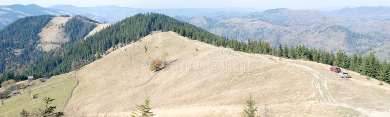 Paisagem panorâmica paisagística das montanhas ucranianas no outono foto de stock Paisagem panorâmica paisagística das montanhas ucranianas no outono foto de stock