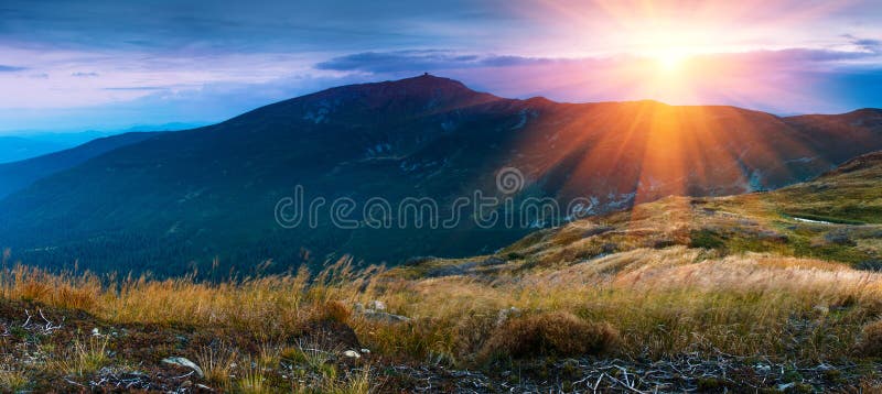 Paisagem panorâmico nas montanhas no nascer do sol fotografia de stock royalty free Paisagem panorâmico nas montanhas no nascer do sol fotografia de stock royalty free