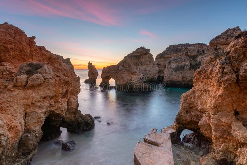 Paisagem surpreendente no nascer do sol Praia bonita perto de Lagos em Ponta a Dinamarca Piedade, região do Algarve, Portugal fotos de stock Paisagem surpreendente no nascer do sol Praia bonita perto de Lagos em Ponta a Dinamarca Piedade, região do Algarve, Portugal fotos de stock