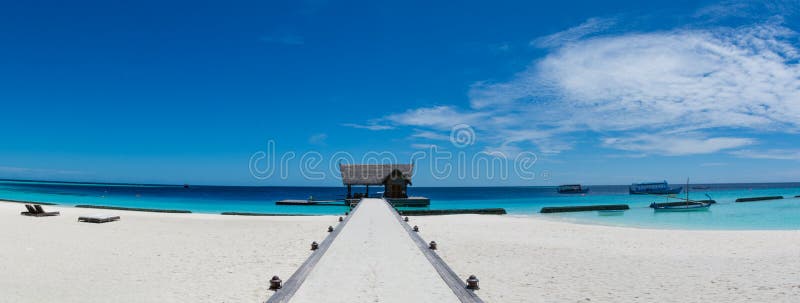 Paisagem tropical do panorama da ilha da praia em Maldivas fotografia de stock Paisagem tropical do panorama da ilha da praia em Maldivas fotografia de stock
