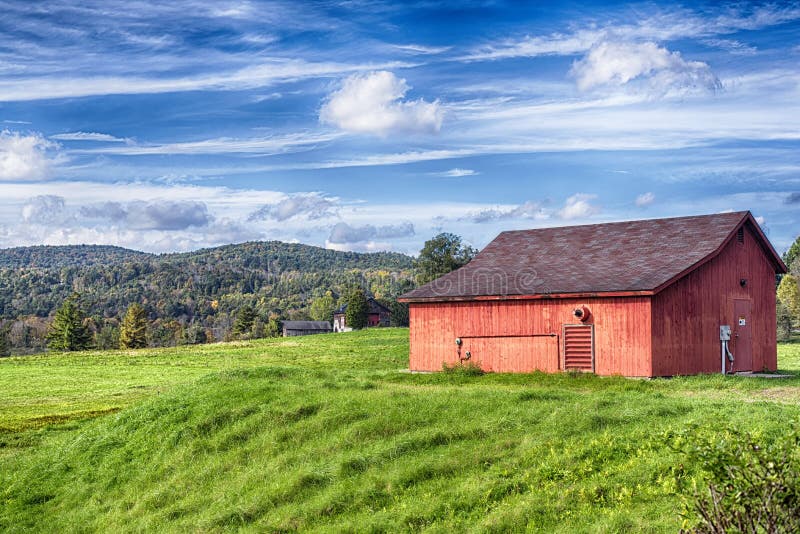 Paisagem vermelha do celeiro de Nova Inglaterra imagem de stock Paisagem vermelha do celeiro de Nova Inglaterra imagem de stock