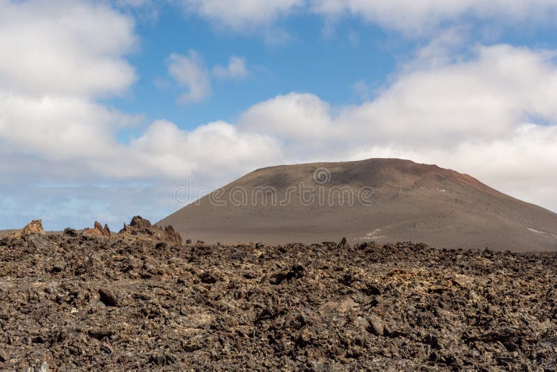 Paisagem vulcânica de surpresa no parque nacional de Timanfaya, Lanzarote, Ilhas Canárias imagens de stock royalty free Paisagem vulcânica de surpresa no parque nacional de Timanfaya, Lanzarote, Ilhas Canárias imagens de stock royalty free