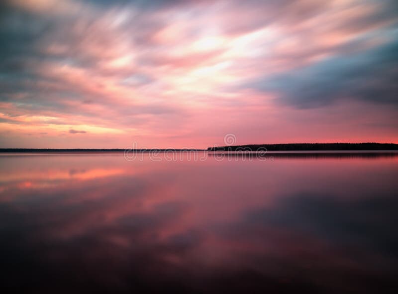 Paisagem vívida das reflexões do lago do horizonte do nascer do sol do por do sol