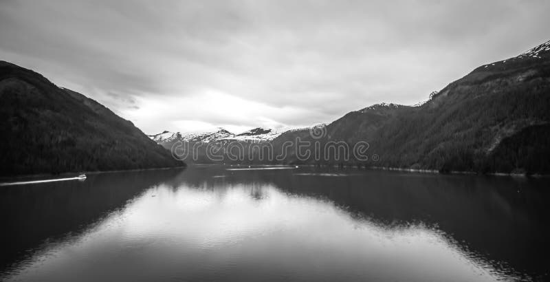Paisagens da geleira e das montanhas em Alaska selvagem e bonito imagem de stock royalty free