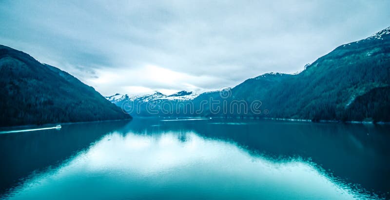 Paisagens da geleira e das montanhas em Alaska selvagem e bonito fotografia de stock royalty free