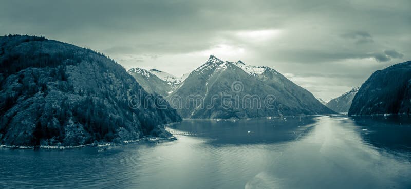 Paisagens da geleira e das montanhas em Alaska selvagem e bonito foto de stock