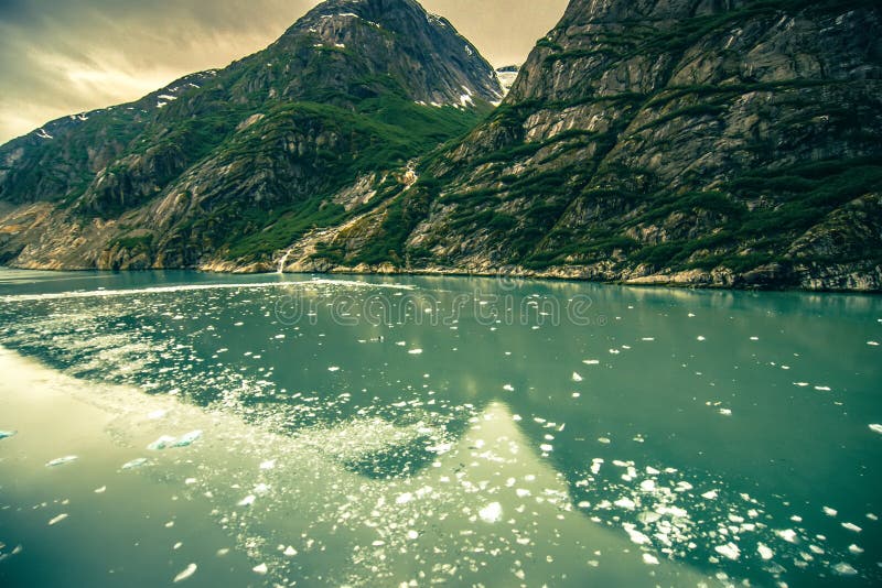 Paisagens da geleira e das montanhas em Alaska selvagem e bonito foto de stock