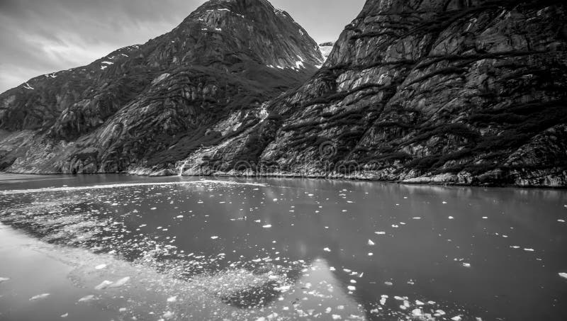 Paisagens da geleira e das montanhas em Alaska selvagem e bonito fotos de stock