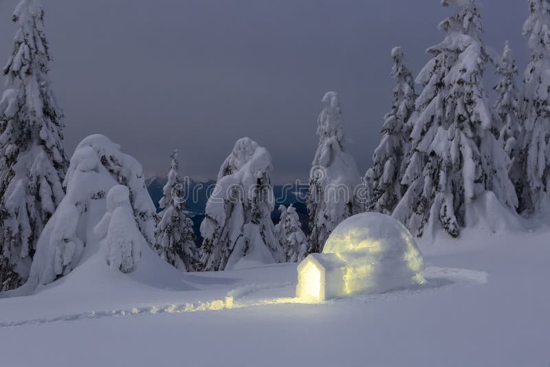 Paisagens das montanhas do inverno noturno Igloo está sobre o gramado de neve Casa com luz Localização das montanhas dos Cárpatos imagens de stock royalty free Paisagens das montanhas do inverno noturno Igloo está sobre o gramado de neve Casa com luz Localização das montanhas dos Cárpatos imagens de stock royalty free