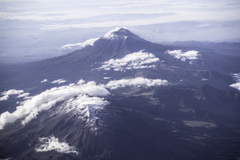 https://thumbs.dreamstime.com/b/paisaje-a%C3%A9reo-del-volc%C3%A1n-popocatepetl-y-iztaccihuatl-en-m%C3%A9xico-principales-volcanes-de-e-ubicados-entre-la-ciudad-el-estado-163091404.jpg