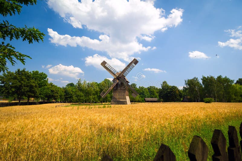Paisaje agrícola del verano con el molino de viento viejo imágenes de archivo libres de regalías Paisaje agrícola del verano con el molino de viento viejo imágenes de archivo libres de regalías