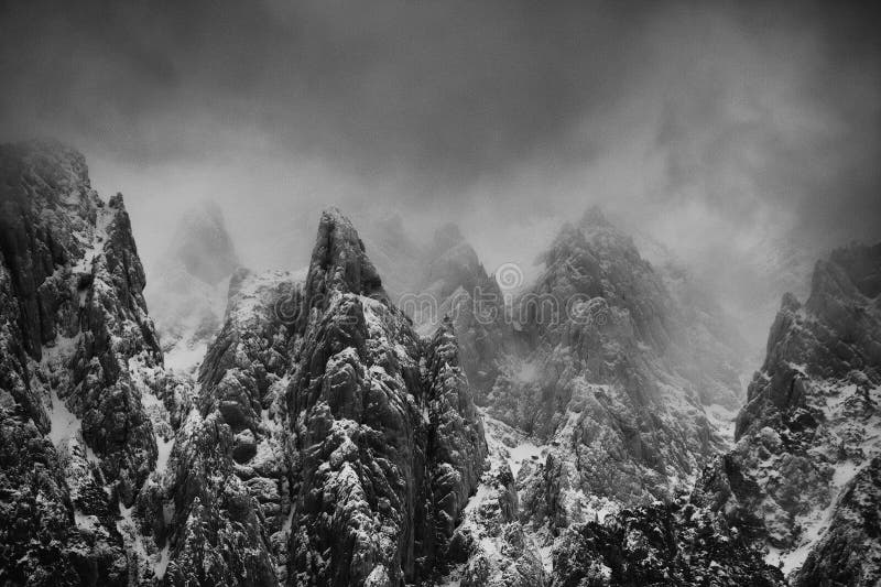 Paisaje alpino del invierno en las montañas de Transylvanian fotos de archivo Paisaje alpino del invierno en las montañas de Transylvanian fotos de archivo