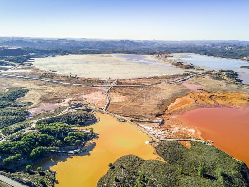 Paisaje aéreo de los lagos inusuales, coloridos en Minas de Riotinto imagen de archivo Paisaje aéreo de los lagos inusuales, coloridos en Minas de Riotinto imagen de archivo