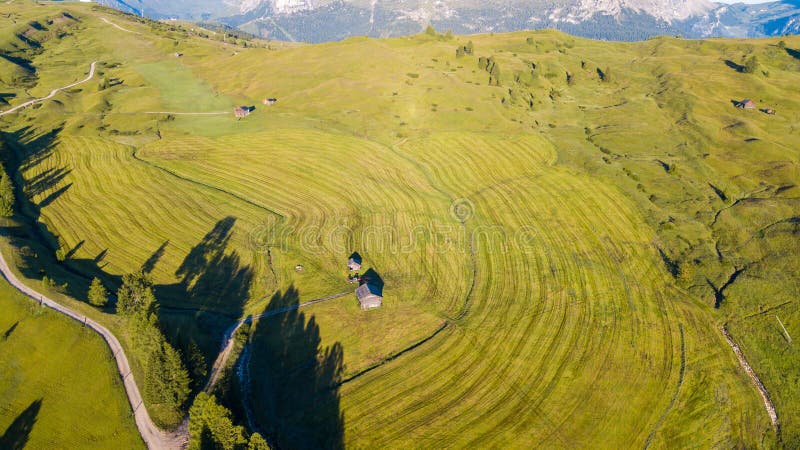 Paisaje aéreo del abejón de los prados en las muchas altitudes, formando las colinas suaves Dolomías, Alta Badia, Sud el Tirol, I imagen de archivo Paisaje aéreo del abejón de los prados en las muchas altitudes, formando las colinas suaves Dolomías, Alta Badia, Sud el Tirol, I imagen de archivo