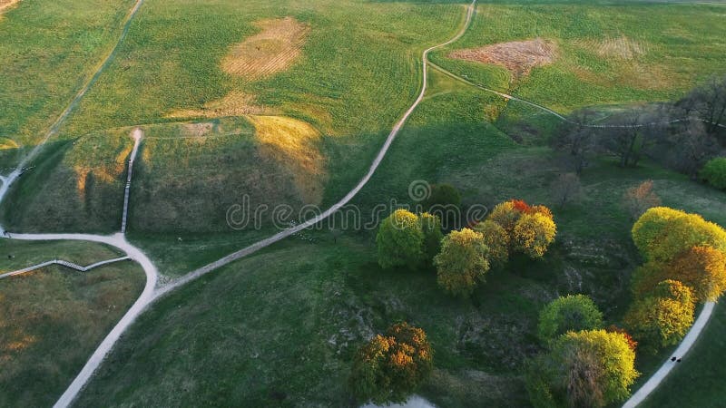 Paisaje aéreo, vuelo de drones sobre colinas