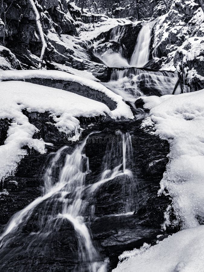 Paisaje blanco y negro de la caída del agua del invierno del arroyo F de Sanderson fotografía de archivo Paisaje blanco y negro de la caída del agua del invierno del arroyo F de Sanderson fotografía de archivo