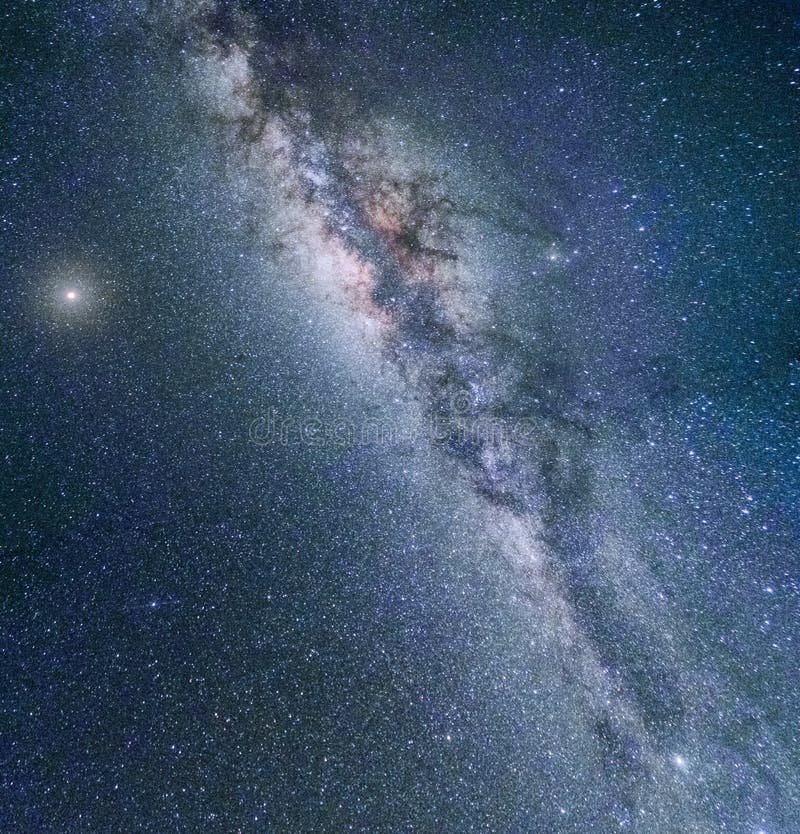 Paisaje colorido de la noche de la galaxia de la vía láctea imagenes de archivo Paisaje colorido de la noche de la galaxia de la vía láctea imagenes de archivo