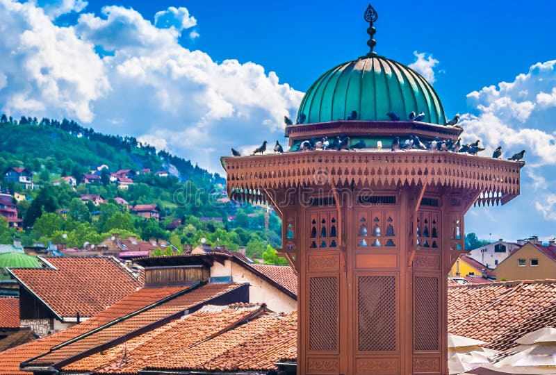 Paisaje colorido en la ciudad de Sarajevo, Europa Oriental fotos de archivo libres de regalías Paisaje colorido en la ciudad de Sarajevo, Europa Oriental fotos de archivo libres de regalías