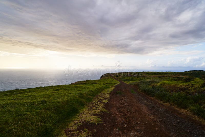 Paisaje con el camino en la puesta del sol fotografía de archivo Paisaje con el camino en la puesta del sol fotografía de archivo