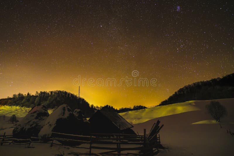 Paisaje con el cielo nocturno del invierno imágenes de archivo libres de regalías Paisaje con el cielo nocturno del invierno imágenes de archivo libres de regalías