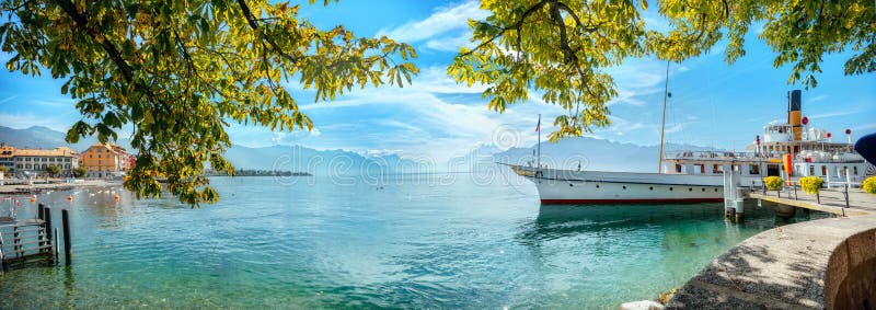 Paisaje con embarcadero y antiguo ferry turÃ­stico en el lago Geneva en la ciudad de Vevey. Cant?n de Vaud, Suiza