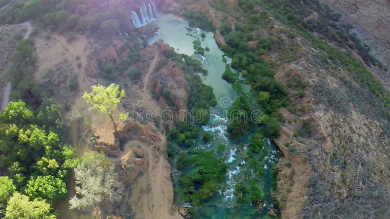 Paisaje con varias cascadas en el gran cañón metrajes