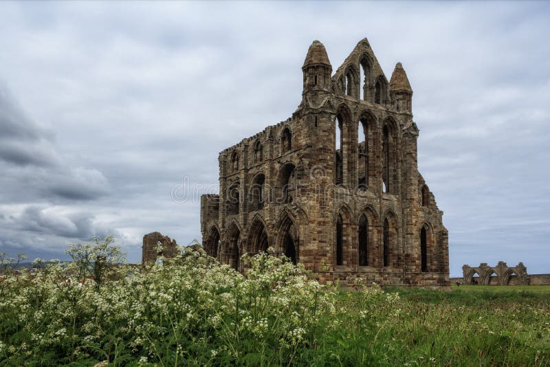 Paisaje con vistas a las ruinas de Whitby Abbey imagen de archivo Paisaje con vistas a las ruinas de Whitby Abbey imagen de archivo