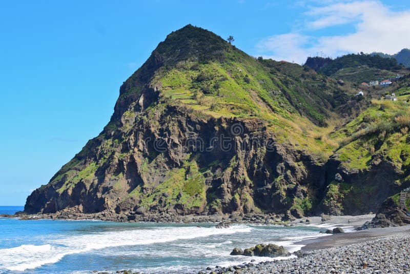 Paisaje costero en Madeira en el sprigtime fotos de archivo Paisaje costero en Madeira en el sprigtime fotos de archivo