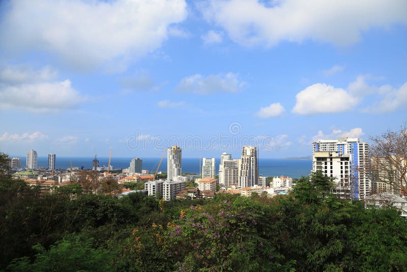 Paisaje de edificios con el mar y cielo azul y nube, Pattaya Tailandia imagenes de archivo Paisaje de edificios con el mar y cielo azul y nube, Pattaya Tailandia imagenes de archivo