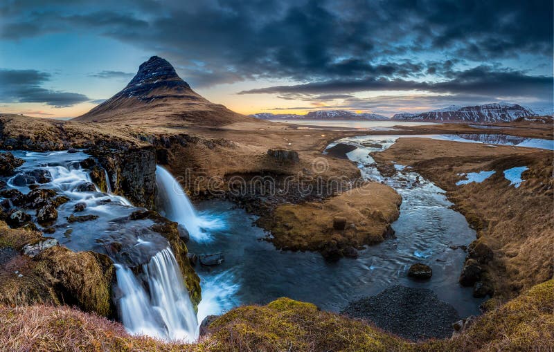 Paisaje de Islandia - salida del sol en el Mt Kirkjufell foto de archivo libre de regalías