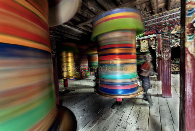 Paisaje de la falta de definición de MMoving del peregrino budista tibetano imágenes de archivo libres de regalías Paisaje de la falta de definición de MMoving del peregrino budista tibetano imágenes de archivo libres de regalías