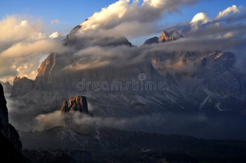 Paisaje de la montaña fotografía de archivo Paisaje de la montaña fotografía de archivo