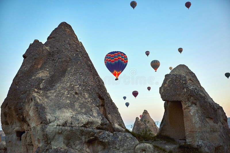 Paisaje de la montaña con los globos grandes en una estación de verano corta imagen de archivo libre de regalías Paisaje de la montaña con los globos grandes en una estación de verano corta imagen de archivo libre de regalías
