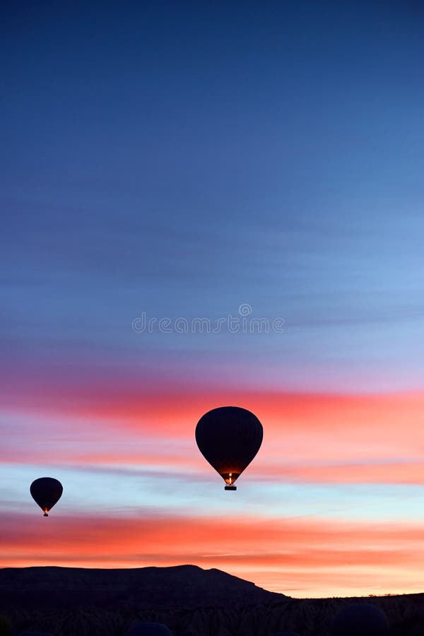 Paisaje de la montaña con los globos grandes en una estación de verano corta en el amanecer foto de archivo Paisaje de la montaña con los globos grandes en una estación de verano corta en el amanecer foto de archivo