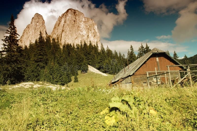 Paisaje de la montaña con una casa de madera vieja imagen de archivo Paisaje de la montaña con una casa de madera vieja imagen de archivo