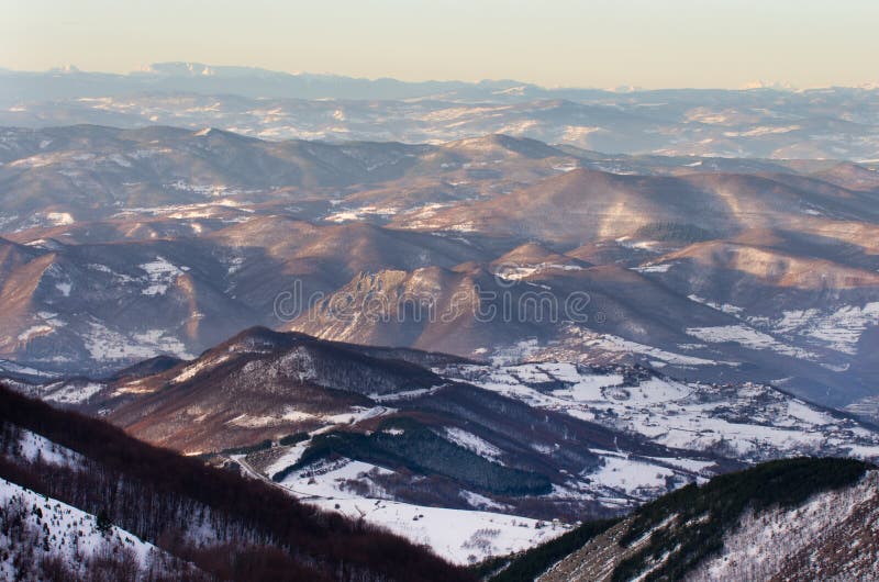 Paisaje de la montaña del invierno fotografía de archivo libre de regalías Paisaje de la montaña del invierno fotografía de archivo libre de regalías