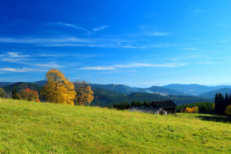 Paisaje de la montaña del otoño con el cielo azul foto de archivo libre de regalías Paisaje de la montaña del otoño con el cielo azul foto de archivo libre de regalías