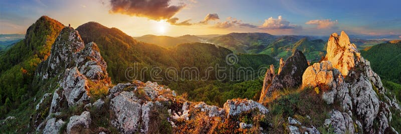Paisaje de la montaña del panorama en la puesta del sol, Eslovaquia, Vrsatec