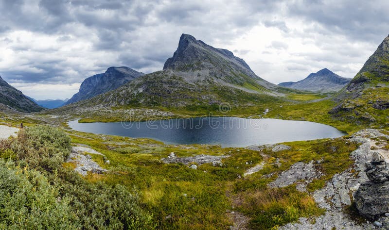 Paisaje de la montaña del verano cerca de Trollstigen, Noruega imagen de archivo libre de regalías Paisaje de la montaña del verano cerca de Trollstigen, Noruega imagen de archivo libre de regalías