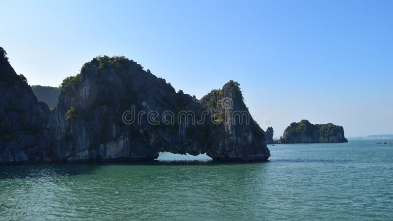 Paisaje de la montaña de la piedra caliza en la bahía de Halong, Vietnam del norte Fondo natural y del viaje foto de archivo Paisaje de la montaña de la piedra caliza en la bahía de Halong, Vietnam del norte Fondo natural y del viaje foto de archivo